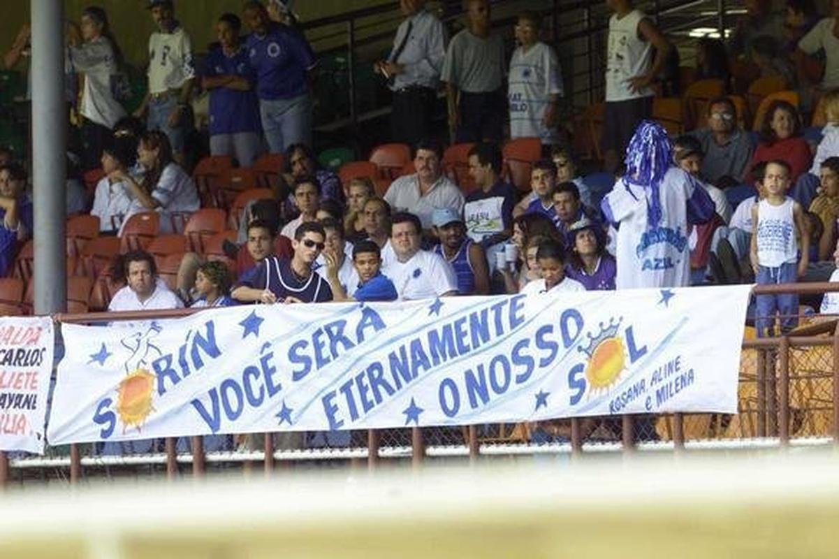 Torcedores prestam homenagens ao lateral, que fazia o ltimo jogo com a camisa celeste