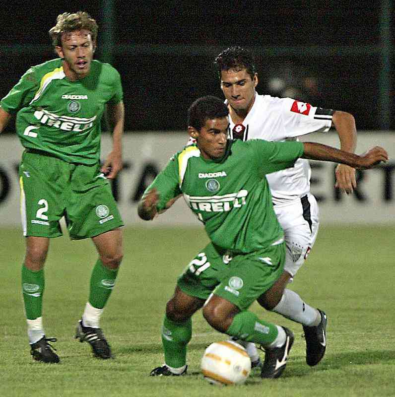2005 - Tacuary (PAR) e Palmeiras empataram o primeiro jogo por 2 a 2, no Paraguai. Na volta, vitria do time brasileiro por 2 a 0 e classificao garantida.