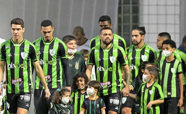 Jogadores do América antes de partida contra o Corinthians, pelo Campeonato Brasileiro, no Independência