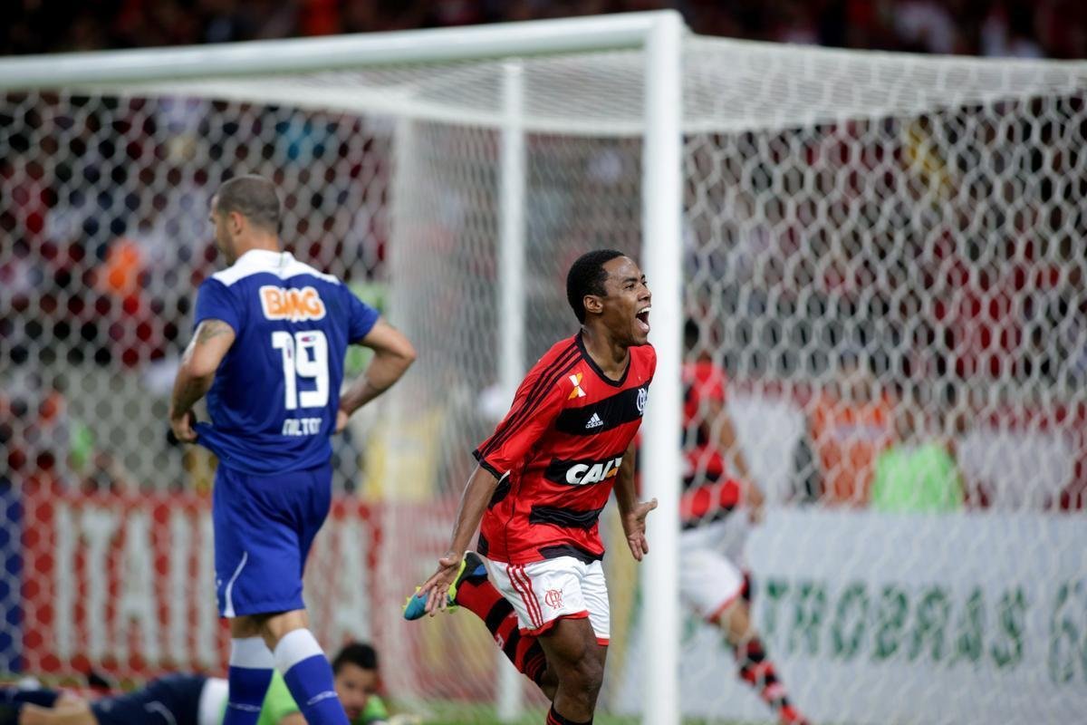 2013 - Tambm nas oitavas de final, o Cruzeiro foi eliminado pelo Flamengo. No Mineiro, venceu por 2 a 1, mas perdeu por 1 a 0 na volta e caiu pelo gol marcado como visitante.