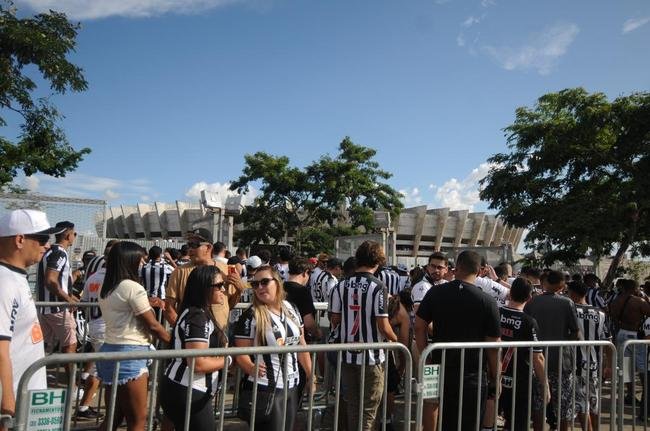 Fotos da chegada da torcida do Atltico ao Mineiro para o clssico contra o Cruzeiro pela nona rodada do Mineiro 