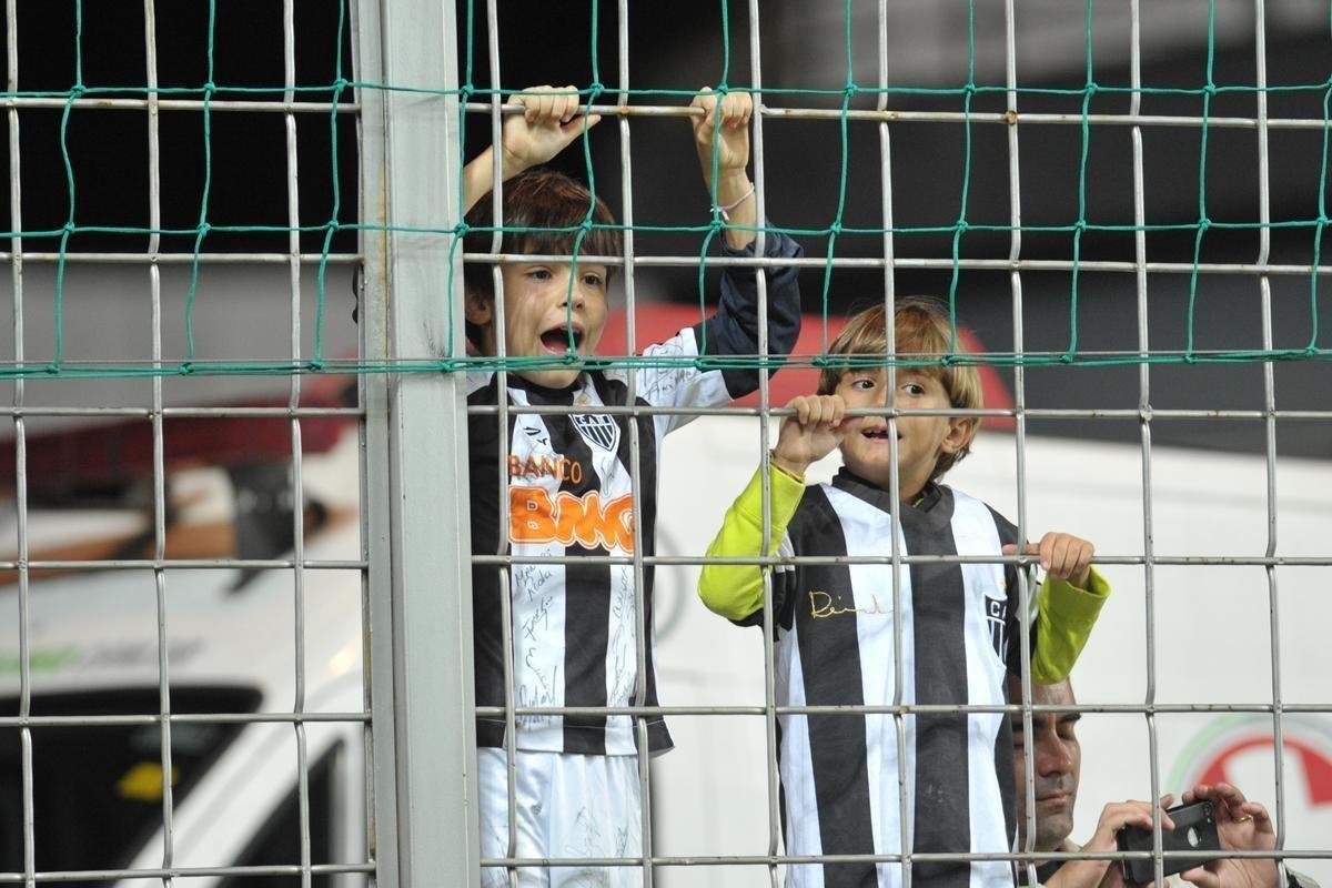 Torcedores de Atltico e Flamengo compareceram ao Horto nesta noite de sbado para assistir ao confronto entre os tradicionais rivais