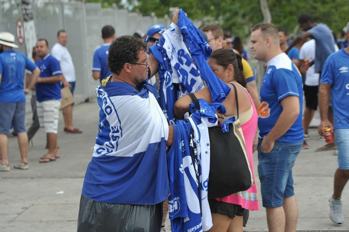 Fotos da torcida do Cruzeiro no primeiro clssico da final do Mineiro, contra o Atltico, no Mineiro