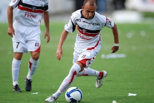 Em 2009, o Santa Cruz começou a ter os uniformes produzidos pela Penalty
