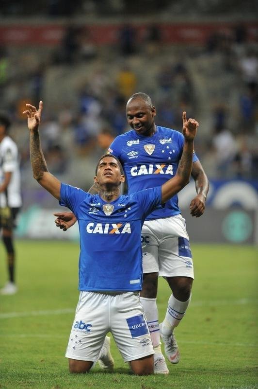 Em jogo com grande atuao do goleiro Fbio, Cruzeiro derrotou Santos de virada, por 2 a 1, com gols de Sass e Raniel; Gabriel Barbosa marcou para o Peixe, no Mineiro, pela 26 rodada do Brasileiro