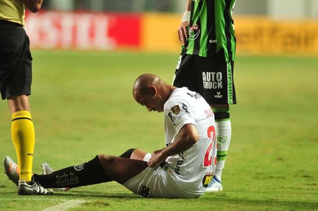 Lareral-direito Mariano, do Atltico, tambm se contundiu no clssico com o Amrica e precisou deixar a partida