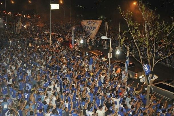 Jogadores desceram do nibus em meio  torcida na chegada ao Mineiro