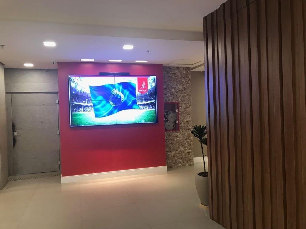 O hotel Megano, em Chapec, modificou a prpria decorao para receber a delegao do Cruzeiro. Elevador, corredor e hall do local esto enfeitados com itens que fazem aluso ao clube. Os jogadores do time celeste esto no interior de Santa Catarina, onde enfrentaro a Chapecoense. O duelo, vlido pela 11 rodada do Campeonato Brasileiro, est marcado para este sbado, s 19h, na Arena Cond.