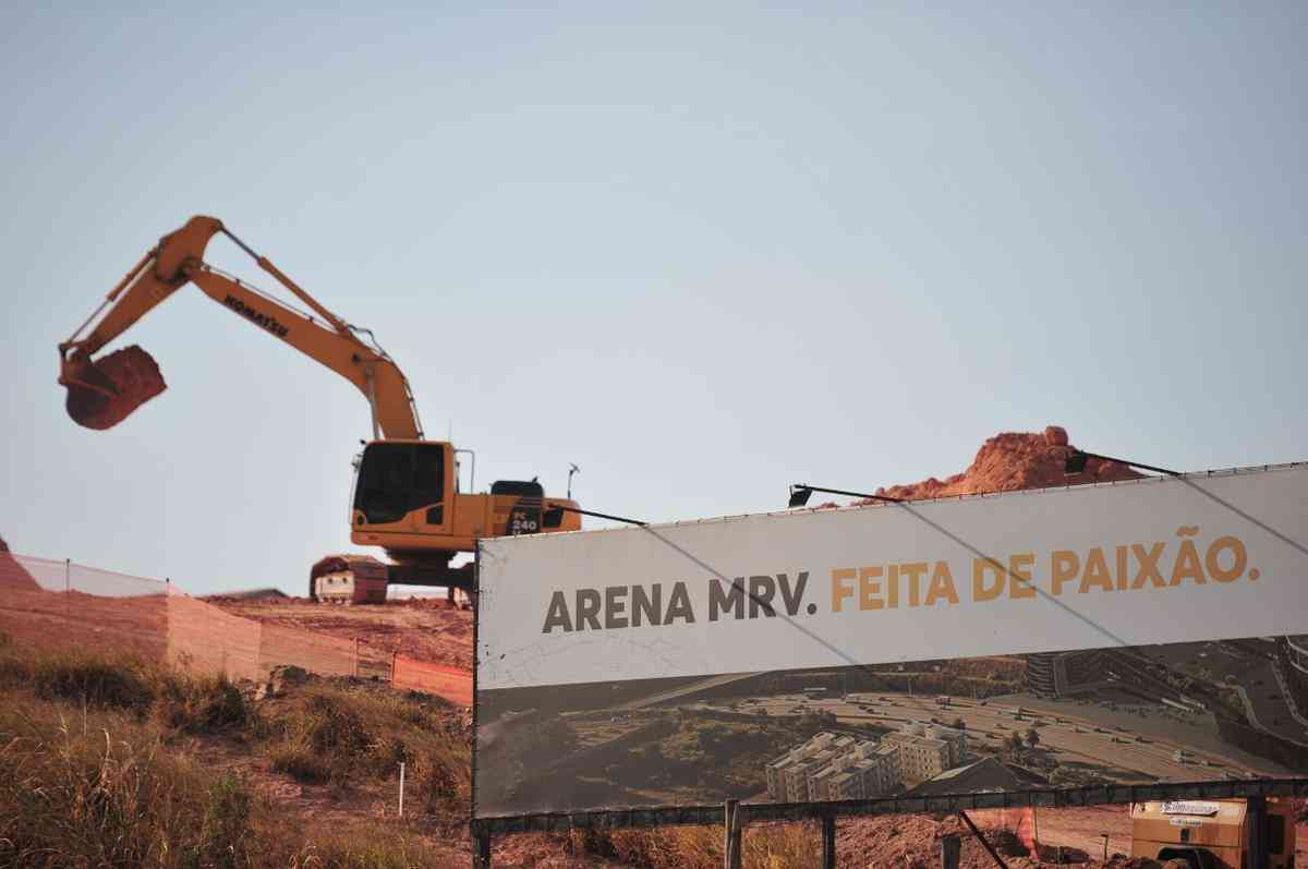 Novas fotos da construção da Arena MRV, estádio do Atlético, no bairro Califórnia, em Belo Horizonte. Nos arredores, curiosos fazem o que podem para ver o andamento das obras. (Alexandre Guzanshe/EM/D.A Press)