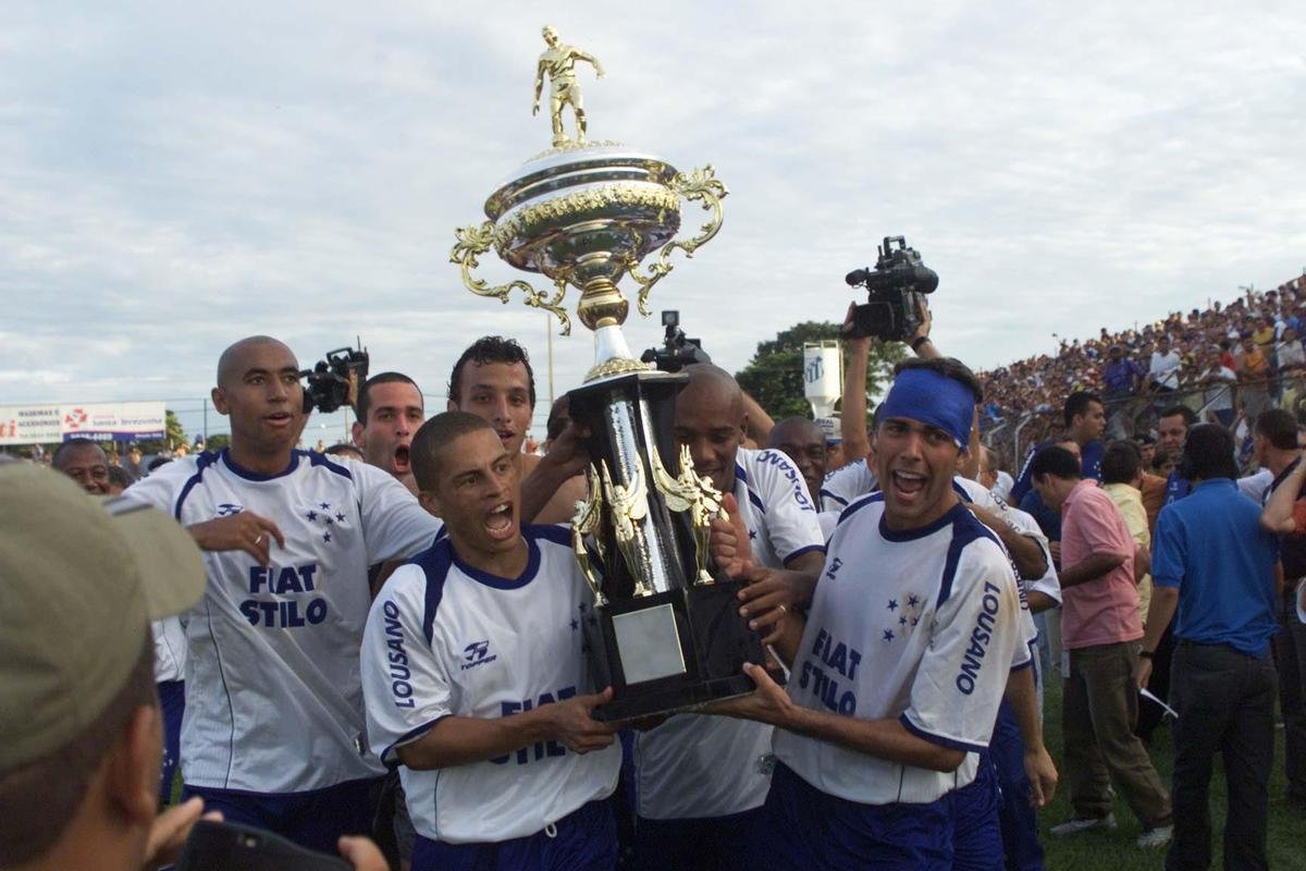 O primeiro passo do Cruzeiro em 2003 para alcanar a histrica Trplice Coroa foi dado em 16 de maro, com a conquista do Campeonato Mineiro de pontos corridos. A taa foi erguida de forma antecipada com a vitria por 4 a 0 sobre a URT, no estdio Zama Maciel, em Patos de Minas, pela 11 rodada. Deivid, Aristizbel, Alex e Maurinho marcaram os gols do triunfo. Em seguida, o elenco deu a volta olmpica, ergueu a taa diante dos cruzeirenses e desfilou em carro aberto pela cidade do interior de Minas. No retorno a BH, naquele mesmo dia, o grupo foi recebido com festa pela torcida no Aeroporto da Pampulha. O Cruzeiro foi campeo estadual invicto. O ltimo jogo foi contra o Tupi, no Mineiro.