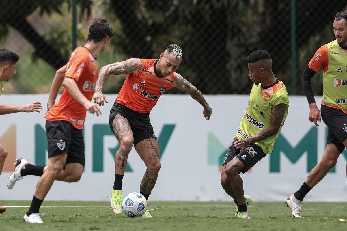 Aps a vitria por 2 a 1 sobre o Cuiab, neste domingo (24), pelo Campeonato Brasileiro, o elenco do Atltico se reapresentou e treinou na tarde desta segunda-feira (25), na Cidade do Galo, em Vespasiano. As atividades visaram o duelo de volta da semifinal da Copa do Brasil, contra o Fortaleza, que ocorrer na quarta-feira (27). Por ter vencido o jogo de ida por 4 a 0, no Mineiro, o Galo tem vaga encaminhada na deciso do principal torneio mata-mata do pas.