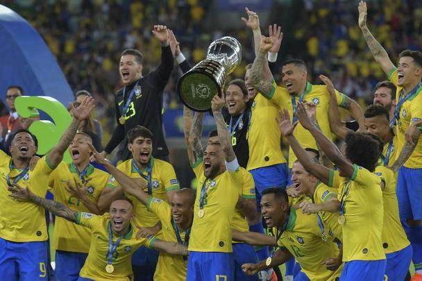 Seleção Brasileira derrota Peru por 3 a 1, conquista Copa América e ergue a taça no Maracanã; veja as fotos da festa do Brasil