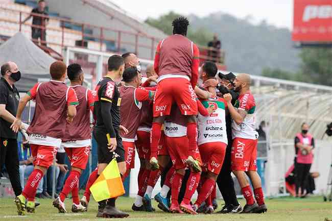 Jogadores do Brusque comemoram gol em vitria sobre o Guarani
