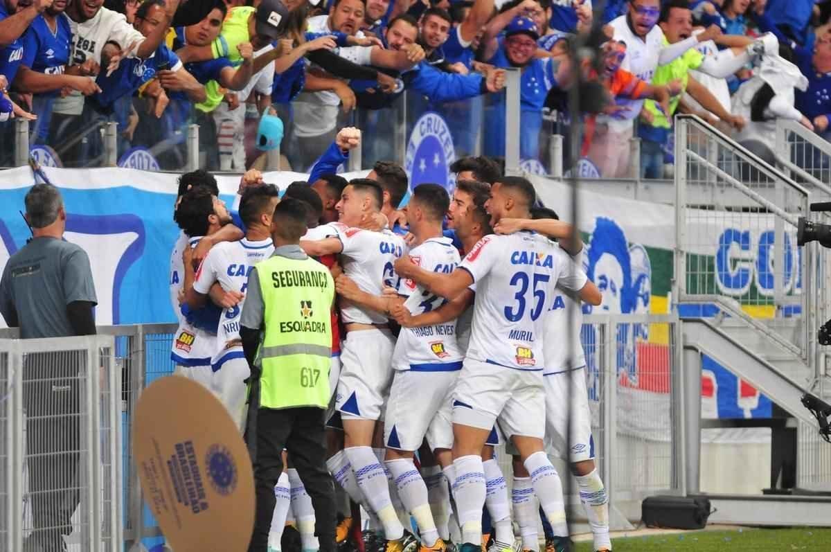 Cruzeiro volta melhor no segundo tempo, e Hudson abre o placar aos 6 minutos