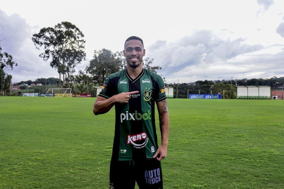 Novo reforo do Amrica para 2022, o zagueiro der foi apresentado oficialmente no dia 10 de janeiro
