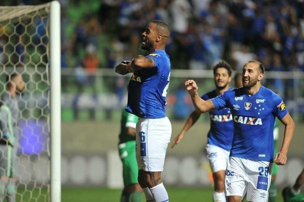 Com gols de Thiago Neves, Arrascaeta e Ded, Cruzeiro goleou a Chapecoense por 3 a 0