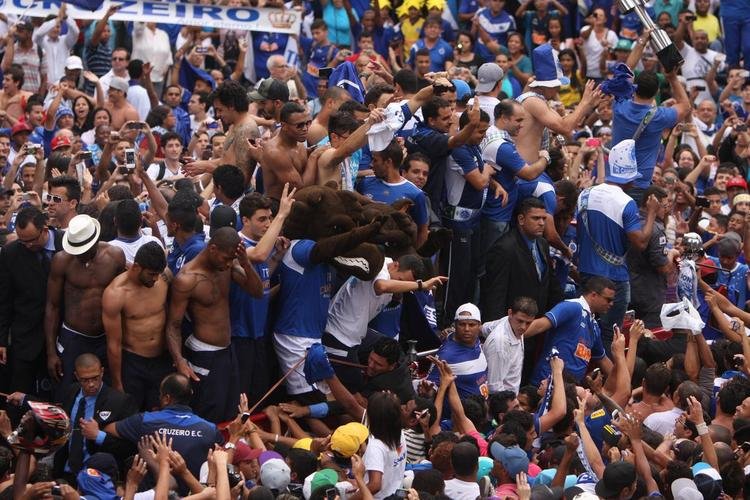 Depois de vencer o Vitria por 3 a 1 no Barrado, em Salvador, na noite de 13 de novembro de 2013, e confirmar o tricampeonato brasileiro, o Cruzeiro desembarcou em Confins numa quinta-feira e foi recebido por milhares de pessoas nas ruas de Belo Horizonte. O elenco desfilou em carro pela Avenida Antnio Carlos, pela Avenida Afonso Pena, no Centro, e foi em direo  sede do Barro Preto. Esta, sem dvida, foi a festa que envolveu o maior nmero de pessoas na capital mineira.