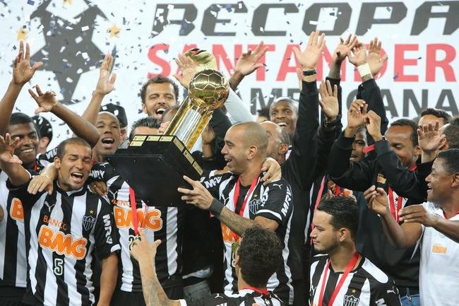 Recopa Sul-Americana (2014) - Aps vitria por 1 a 0  na Argentina no jogo de ida, o Atltico perdeu para o Lans no tempo normal na partida decisiva da Recopa de 2014, no Mineiro: 3 a 2, de virada. Na prorrogao, o Galo reagiu e garantiu o ttulo com triunfo por 4 a 3, de virada. Os gols alvinegros foram Diego Tardelli, que tambm na Argentina, Maicosuel, Luan e Ayala (contra). Ayala, Santiago Silva e Acosta fizeram para o Lans