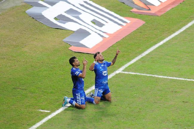 Fotos do segundo gol do Cruzeiro sobre o Sport, no Mineiro, marcado por Daniel Jnior: 2 a 1