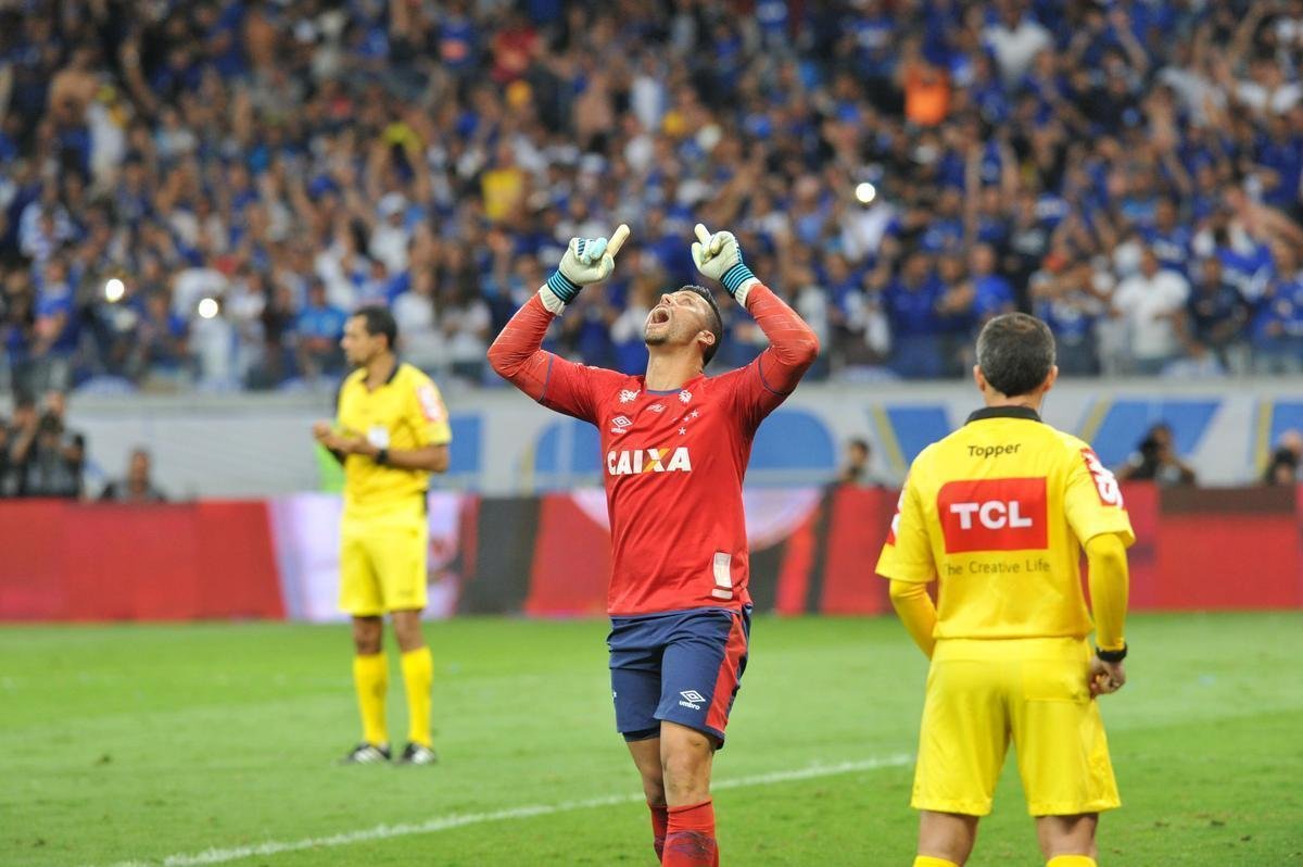 Cruzeiro 1 (3) x (2) 0 Grmio (jogo de volta da semifinal da Copa do Brasil de 2017): Fbio foi o heri da Raposa ao defender a cobrana do atacante Luan na disputa por pnaltis. Nos 90 minutos, Hudson marcou de cabea. Pblico foi de 55.227 torcedores (50.715 pagantes), que proporcionaram renda de R$ 1.730.781,00.