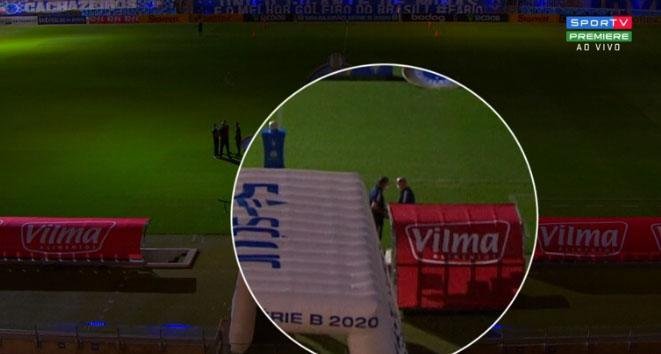 Preparador fsico Anselmo Sbragia, do Cruzeiro, jogou sal grosso no gramado do Mineiro antes da partida contra o Brasil de Pelotas, neste sbado, pela 26 rodada da Srie B