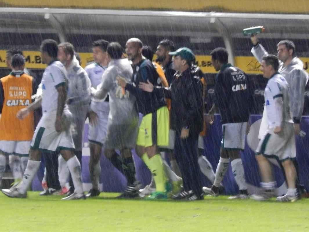 Fotos da vitria de virada do Amrica sobre o Cricima no Estdio Heriberto Hulse, em Cricima, pela Srie B