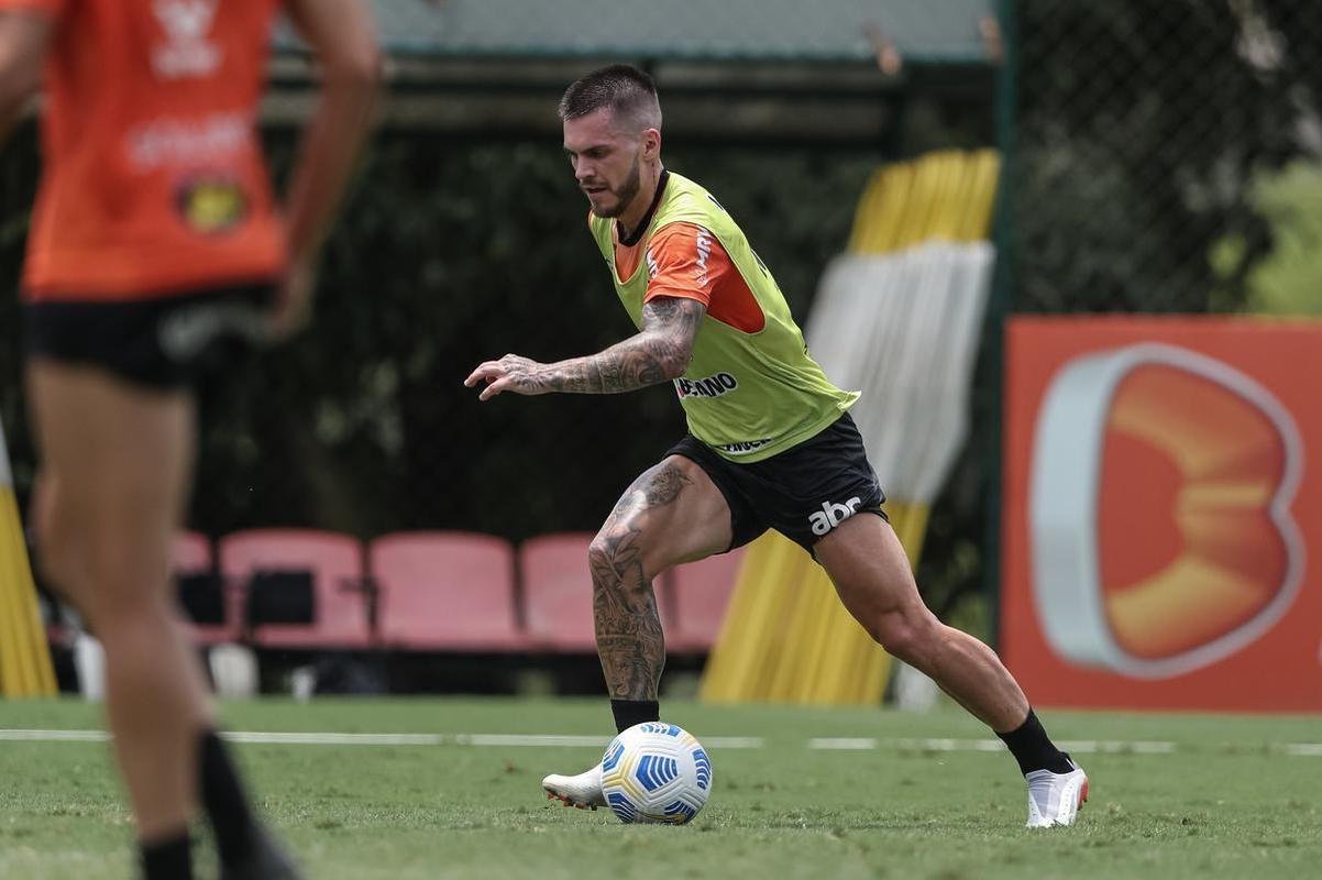 Aps a vitria por 2 a 1 sobre o Cuiab, neste domingo (24), pelo Campeonato Brasileiro, o elenco do Atltico se reapresentou e treinou na tarde desta segunda-feira (25), na Cidade do Galo, em Vespasiano. As atividades visaram o duelo de volta da semifinal da Copa do Brasil, contra o Fortaleza, que ocorrer na quarta-feira (27). Por ter vencido o jogo de ida por 4 a 0, no Mineiro, o Galo tem vaga encaminhada na deciso do principal torneio mata-mata do pas.