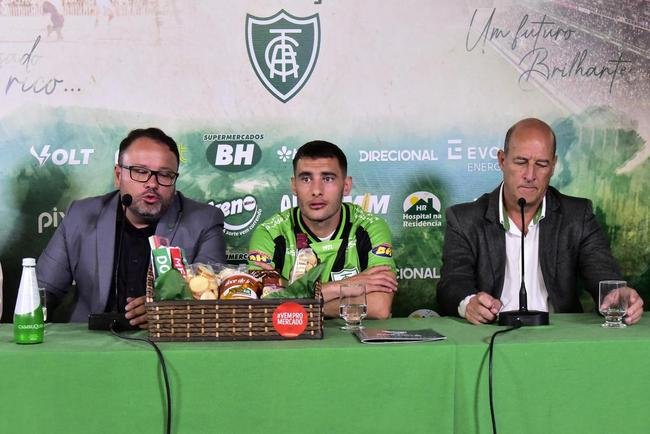 O meia argentino Emmanuel Martinez foi apresentado pelo Am�rica nesta ter�a-feira (16/8), em evento realizado no Mercado Central, em Belo Horizonte. 