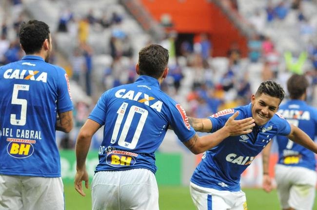 A Penalty seguiu at o meio da temporada 2016, quando a inglesa Umbro comeou um ciclo de quatro anos como fornecedor de material esportivo do Cruzeiro. A camisa lanada era predominantemente azul com gola polo. O patrocnio mster tambm foi alterado naquele ano: o Supermercados BH foi para outro espao da blusa, enquanto a Caixa Econmica Federal ocupou o espao mais nobre.