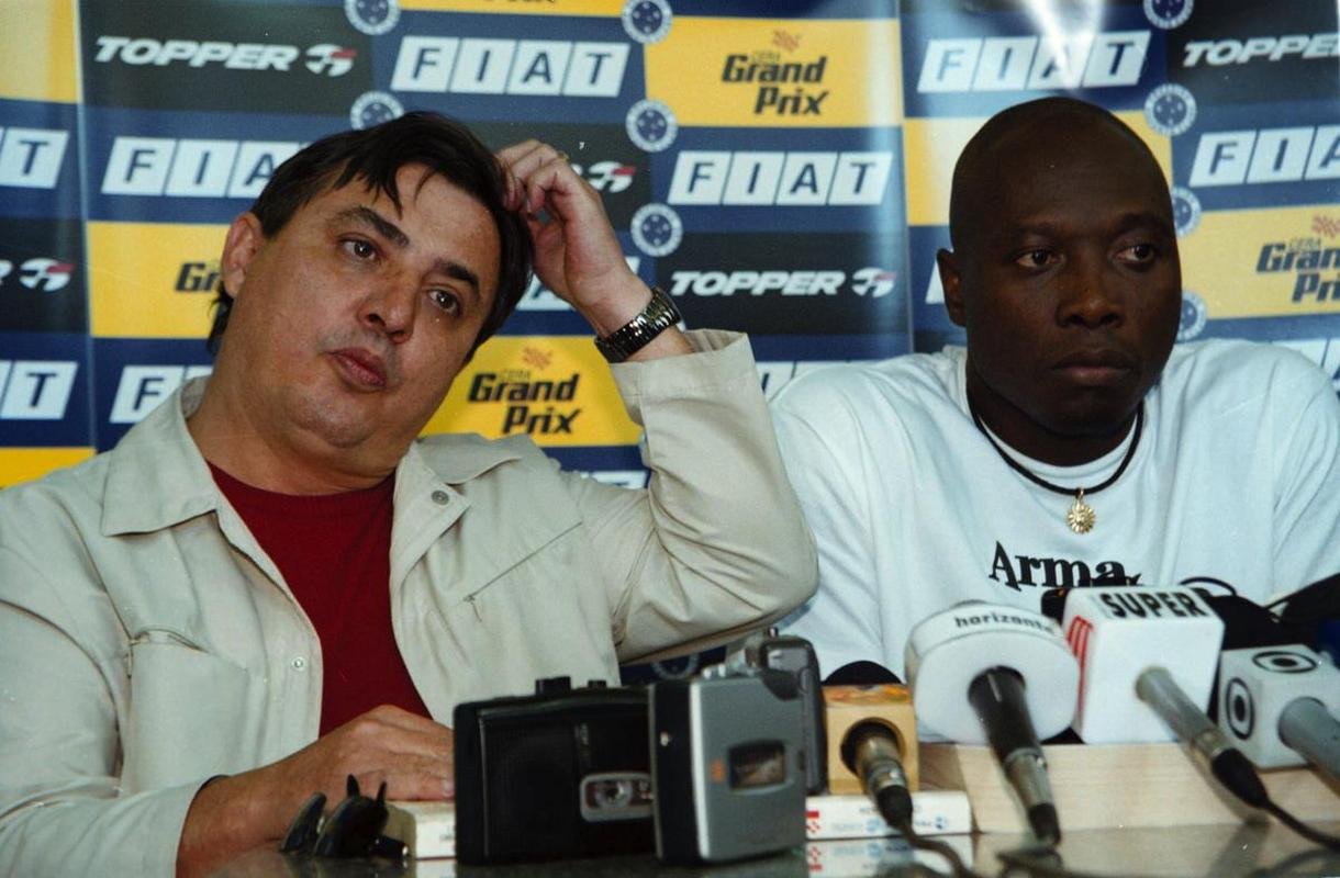 Fotos da apresentao do meia colombiano Freddy Rincn no Cruzeiro, em 6 de julho de 2001, na Toca da Raposa I. Ex-jogador morreu aos 55 anos nesta quarta-feira (13/4/2022), em Cali, em consequncia de um acidente de carro.