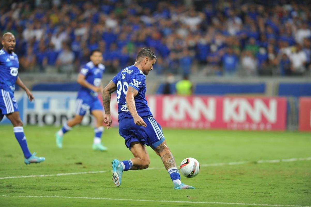 Edu marca gol da vit�ria do Cruzeiro sobre o Brusque, no Mineir�o, pela segunda rodada da S�rie B; veja as imagens da festa da torcida