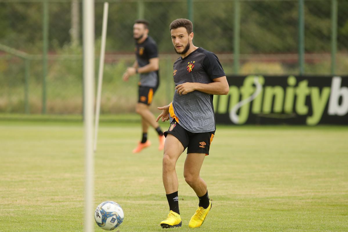 No primeiro trabalho, houve um treinamento tático, que exigia troca de passes e triangulações dos jogadores, com o elenco dividido em grupos de três atletas cada. Em seguida, os jogadores foram divididos em dois grupos no mesmo campo para o trabalho específico por setores de defesa e ataque. De um lado, os zagueiros, laterais e volantes participaram de um treino tático de posicionamento com o auxiliar Daniel Cerqueira. Do outro, os meias e atacantes fizeram um trabalho específico de passe e finalização sob o comando do técnico Daniel Paulista.
