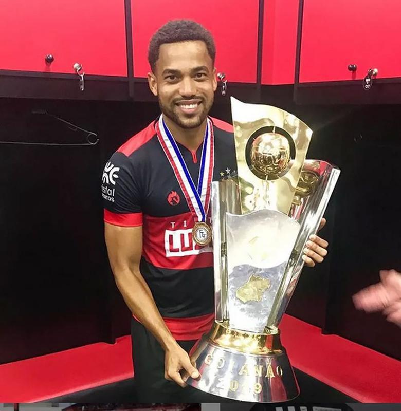 O Botafogo-SP anunciou a contratao do zagueiro Lucas Rocha, que estava no Atltico-GO