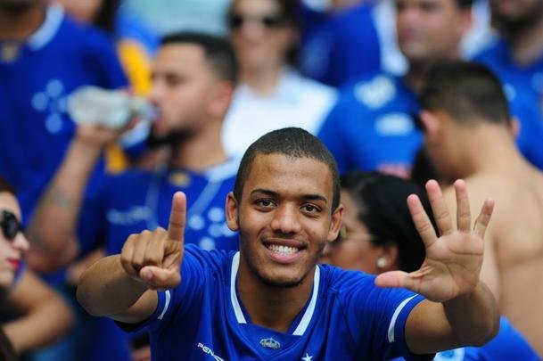 Imagens da torcida do Cruzeiro no clssico contra o Atltico, no Mineiro