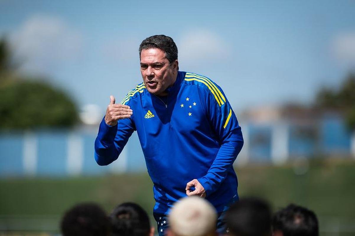 Luxemburgo conversou com os jogadores e orientou o time durante o treino