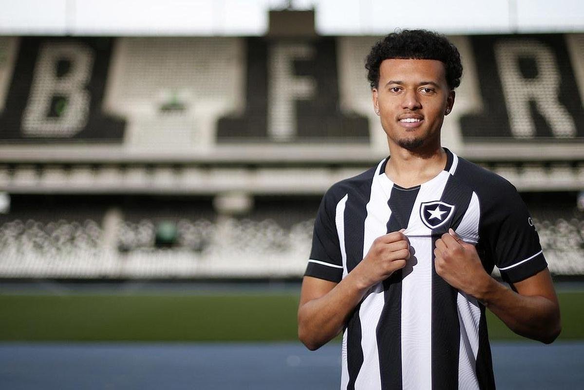 Botafogo contratou o lateral-esquerdo Niko Hmlinen por emprstimo do Queens Park Rangers, da Inglaterra