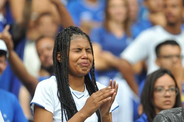 Torcedores choram no Mineiro com derrota e rebaixamento do Cruzeiro