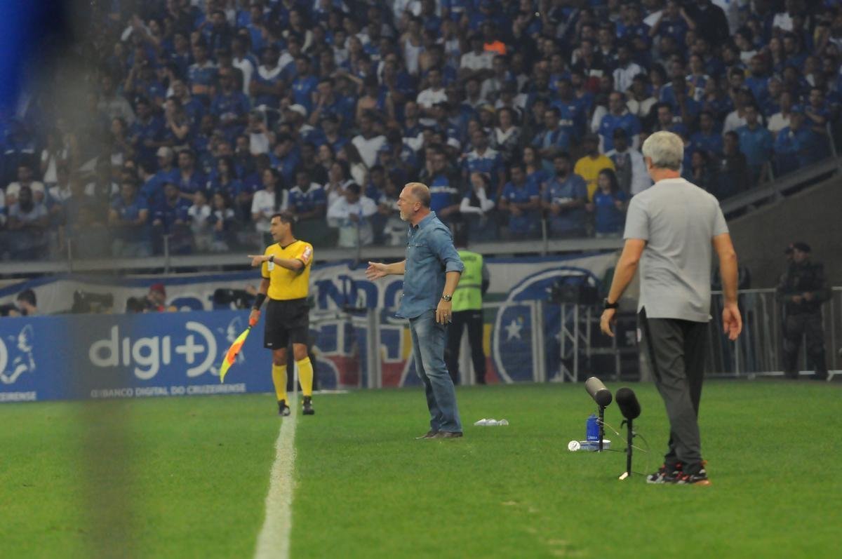 Fotos do primeiro tempo do duelo entre Cruzeiro e Internacional, no Mineiro, pela semifinal da Copa do Brasil