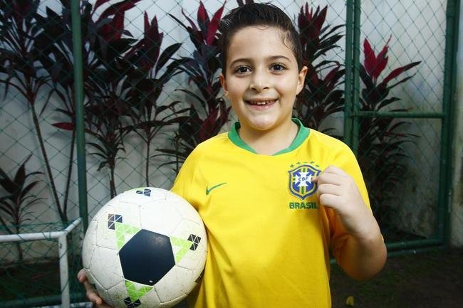 Os jogos da Copa do Mundo concentram em si os olhares de todos os pa�ses do mundo e criam um ambiente de di�logo entre as mais espa�adas gera��es. Dona Wanda, com 85 anos. Bruno Vin�cius, com 29 anos, e Arthur Mour�o, com sete anos.