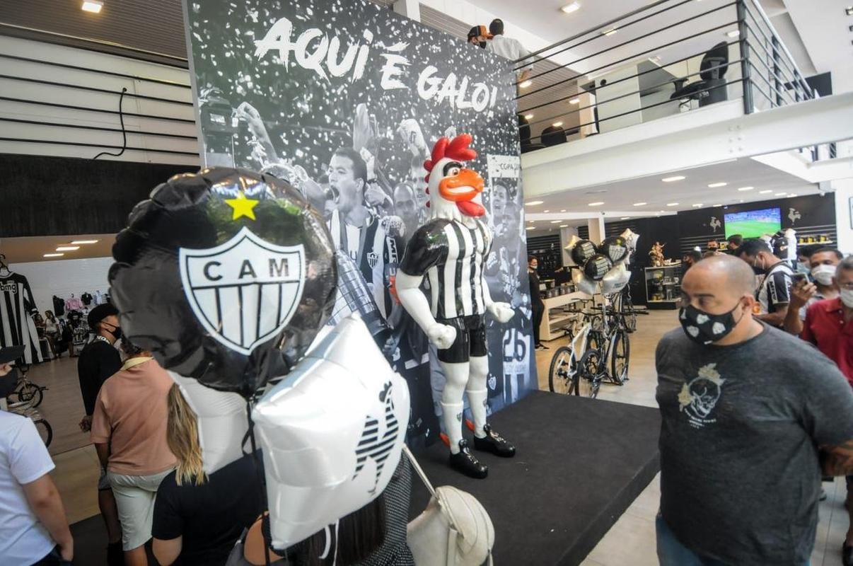 Torcedores do Atltico fazem fila para retirar ingresso de jogo com Cuiab