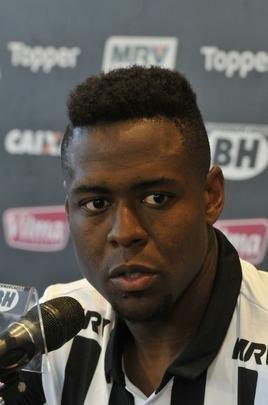 Volante/zagueiro Roger Bernardo participou de treino com bola e depois foi apresentado como novo reforo do Atltico