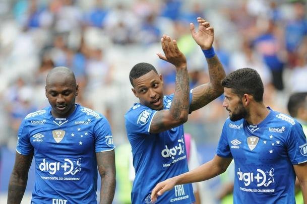 No segundo tempo, David ampliou a vitria do Cruzeiro para 2 a 0, em belo gol