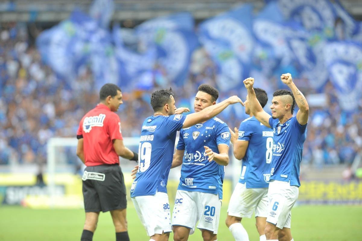 Fotos do gol de Marquinhos Gabriel, do Cruzeiro, sobre o Atltico, na primeira partida da deciso do Mineiro; Meia-atacante chutou de perna esquerda, e a bola entrou no canto direito de Victor aps desvio em Leonardo Silva