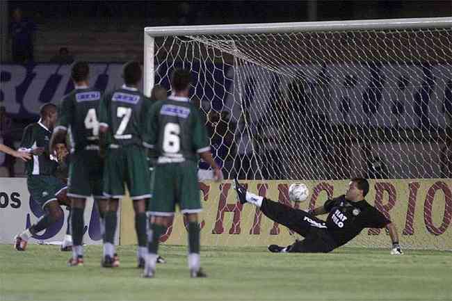 Copa do Brasil de 2003: Harlei, do Gois, no conseguiu defender chute de Mota, do Cruzeiro