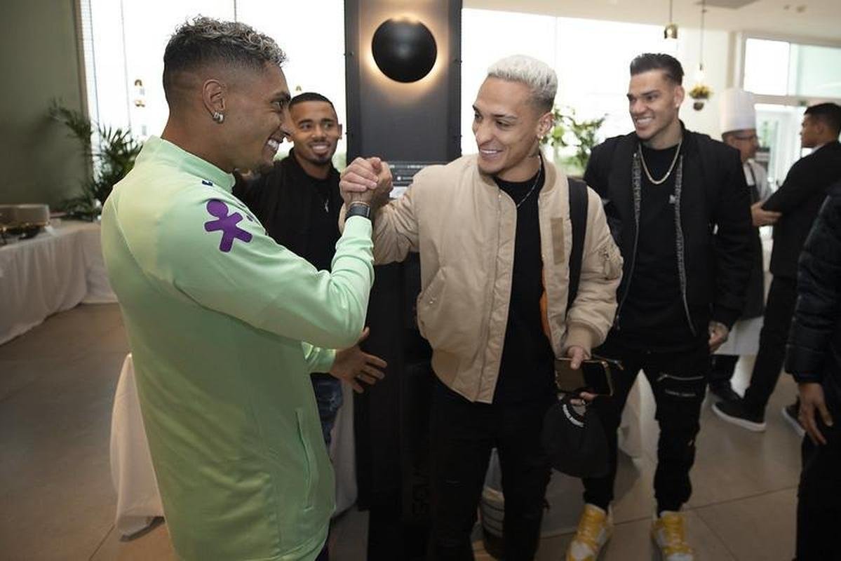 Nesta segunda-feira, os atletas que defendem clubes europeus comearam a se apresentar em Turim. Com isso, a Seleo Brasileira aguarda apenas a chegada de Marquinhos e Neymar 