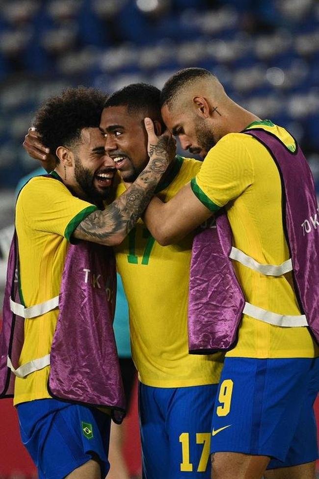 Fotos da festa dos jogadores brasileiros com a conquista da medalha de ouro em Tquio no futebol. Seleo  bicampe olmpica e de forma consecutiva