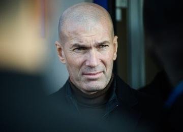 Presidente da Federação Francesa insinuou que "não atenderia o telefone" se Zinedine Zidane estivesse interessado em cargo de técnico da Seleção
