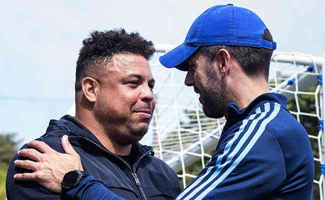 Ronaldo e Pezzolano conversam durante treino do Cruzeiro na Toca da Raposa II