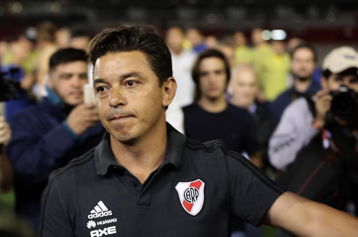 Depois do adiamento da final da Libertadores, jogadores de River Plate e Boca Juniors estiveram no gramado do Monumental de Nez e trocaram algumas palavras amistosas
