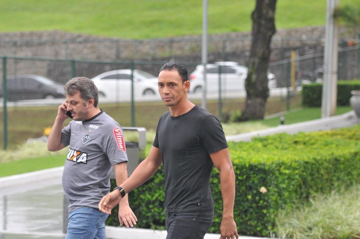 Atltico voltou ao trabalho nesta quinta-feira e apresentou Ricardo Oliveira; alm do atacante, presidente Sergio Sette Cmara e diretor de futebol Alexandre Gallo falaram com os jornalistas